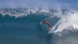 Pūpūkea, USA. Der einheimische Surfstar Kaniela Stewart gleitet beim Longboard-Finale des Da Hui Backdoor Shootout durch die berühmte Pipeline. Hawaiis Pipeline – auch einfach nur Pipe genannt – am North Shore der Insel Oahu gilt als die beste Surferwelle der Welt.