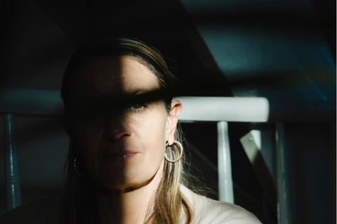 Femizid: Svenja Beck wurde von ihrem Freund jahrelang misshandelt. Ihr Gesicht ist halb im Dunkel zu sehen