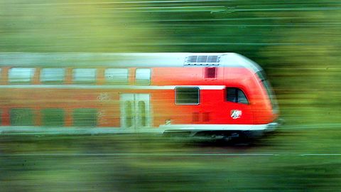 Ein Zug fährt bei Düsseldorf durch einen Wald (Symbolbild)