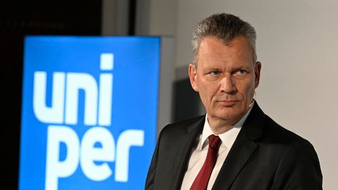 "Es ist der richtige Zeitpunkt, den Weg für einen neuen Vorstand freizumachen", zitiert das Unternehmen seinen Vorstandsvorsitzenden Klaus-Dieter Maubach in einer Pressemitteilung