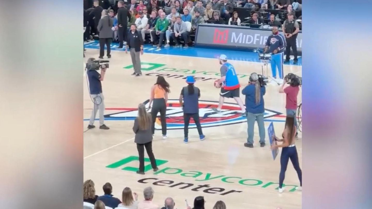Volltreffer: Versenkt! Basketball-Fan gewinnt 20.000 Dollar mit unglaublichem Freiwurf – das Publikum rastet aus