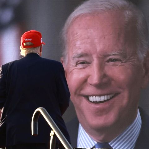 Donald Trump blickt bei einer Wahlkampfveranstaltung im November 2022 auf einen Videoscreen mit dem Gesicht von Joe Biden