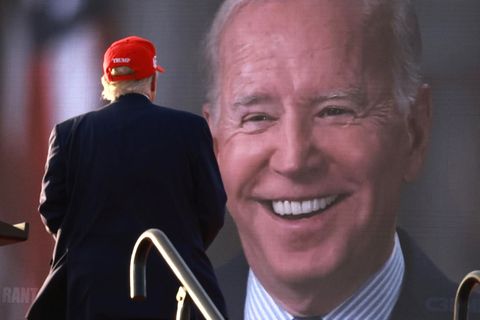 Donald Trump blickt bei einer Wahlkampfveranstaltung im November 2022 auf einen Videoscreen mit dem Gesicht von Joe Biden