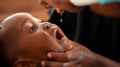 Ein Baby erhält Vitamin-Tropfen während einer Masern-Impfaktion in einer Klinik