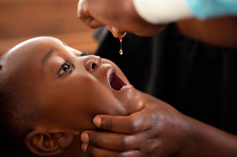 Ein Baby erhält Vitamin-Tropfen während einer Masern-Impfaktion in einer Klinik
