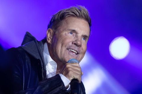 Dieter Bohlen singt in ein Mikrofon