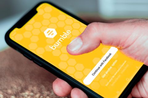Symbolfoto: Der Mann, der in den USA angeklagt ist, soll die Frau über die Dating-Plattform Bumble kennengelernt haben