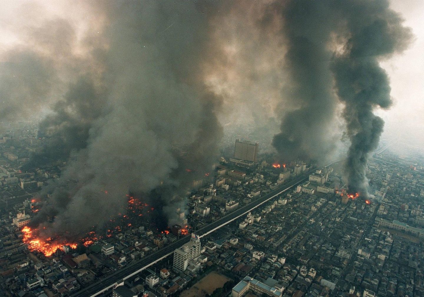 Kobe: Luftaufnahme zeigt mehrere Brände