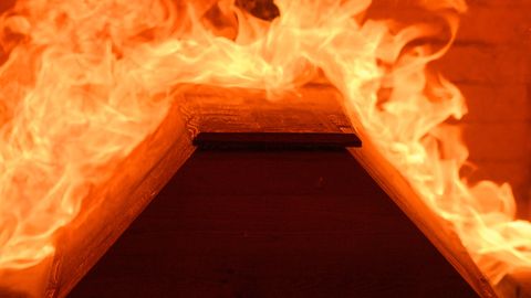 Ein Sarg ist im Ofen eines Krematoriums von Flammen umschlagen