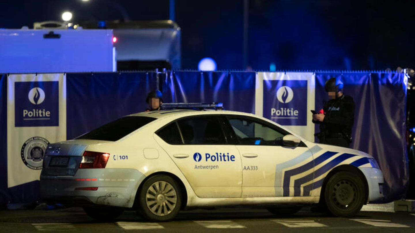 Belgien, Antwerpen: Polizisten stehen am Tatort nach Schüssen Wache