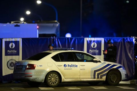 Belgien, Antwerpen: Polizisten stehen am Tatort nach Schüssen Wache