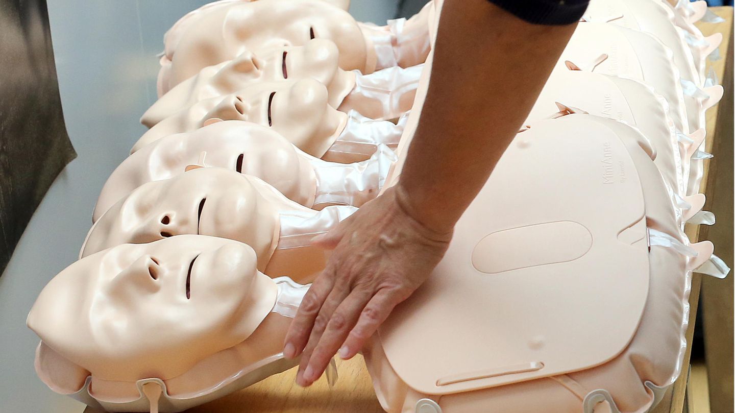 The unknown woman from the Seine: A death mask becomes a rescue doll