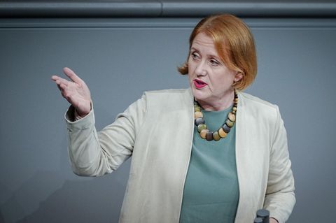 Bundesfamilienministerin Lisa Paus spricht im Bundestag