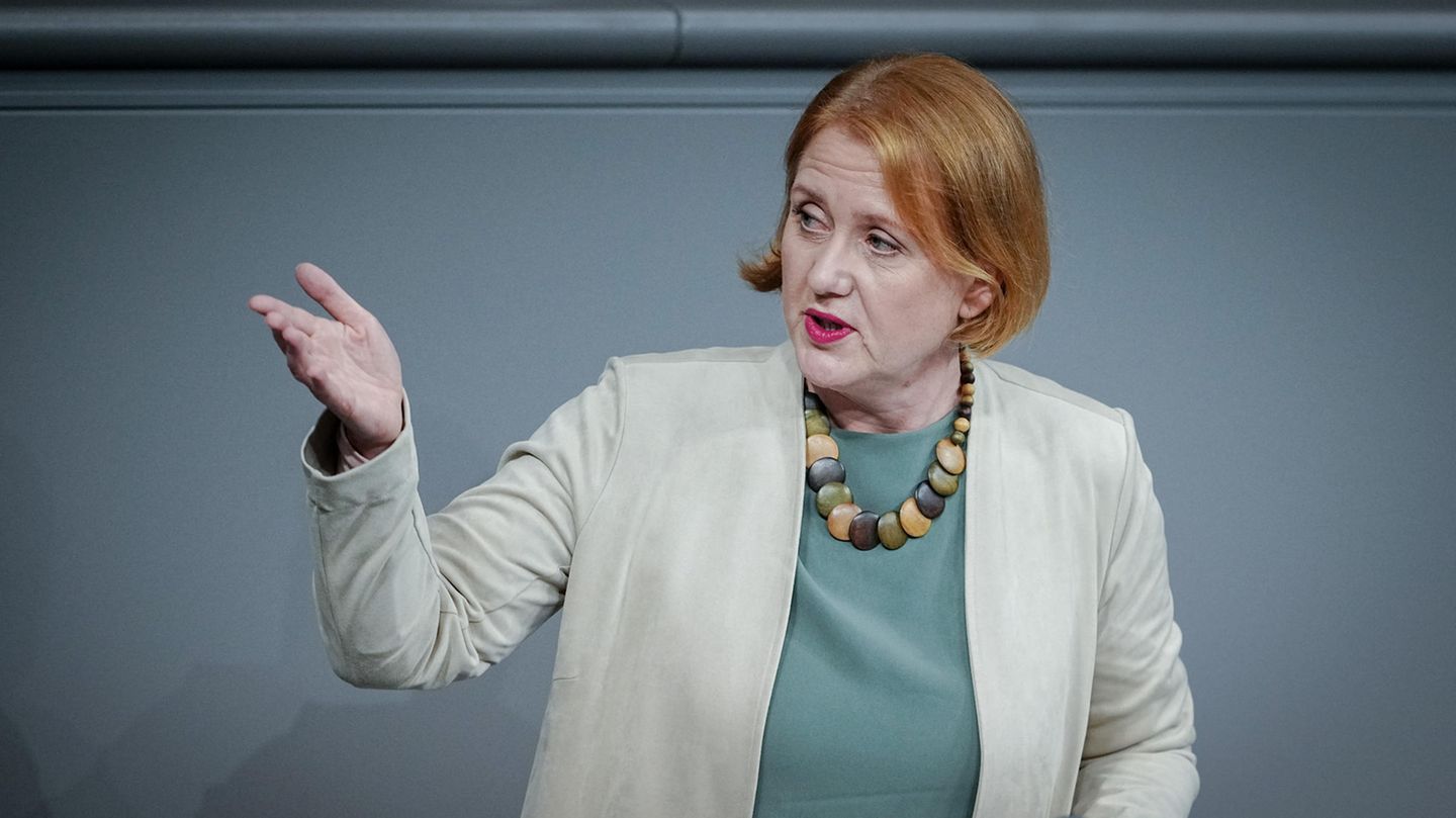 Bundesfamilienministerin Lisa Paus spricht im Bundestag