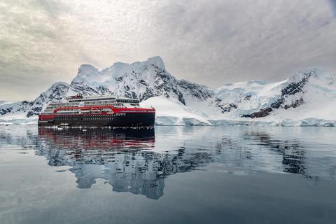 Die "Roald Amundsen" vor Eisbergen im Wasser