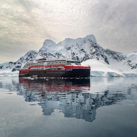 Die "Roald Amundsen" vor Eisbergen im Wasser