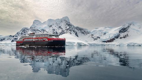 Die "Roald Amundsen" vor Eisbergen im Wasser