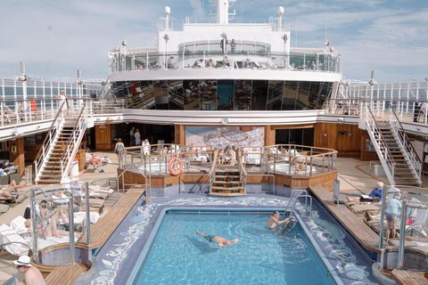 Auf dem Sonnendeck der Queen Elizabeth