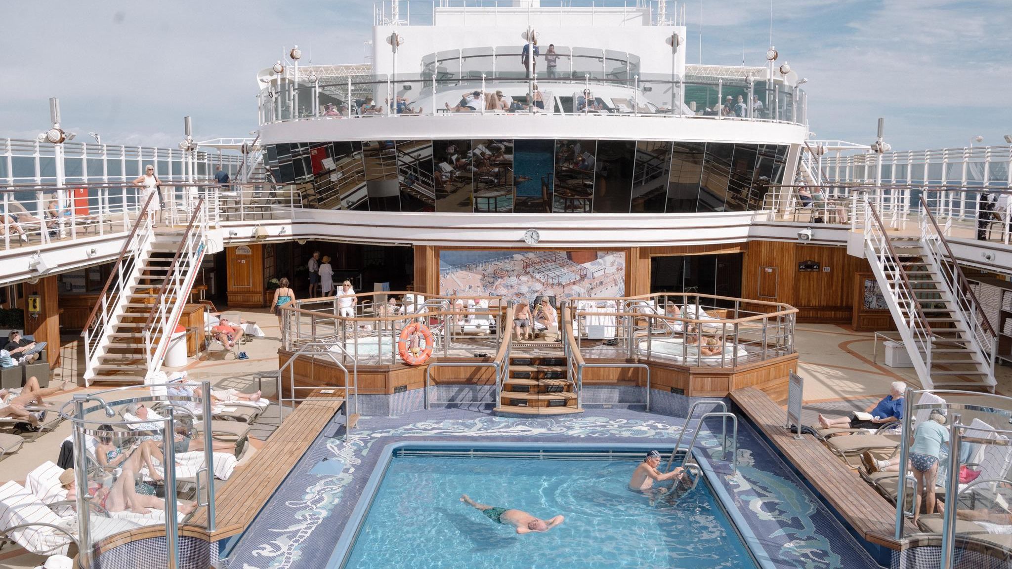 Auf dem Sonnendeck der Queen Elizabeth Auf dem Sonnendeck der Queen Elizabeth
