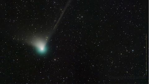Der Komet im Anflug. Auffällig ist sein grünes Licht.