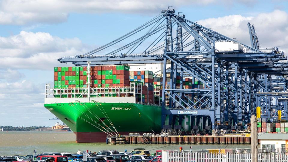 Lohnt sich: Ein Container-Riese am Hafen in England.