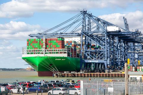 Lohnt sich: Ein Container-Riese am Hafen in England.