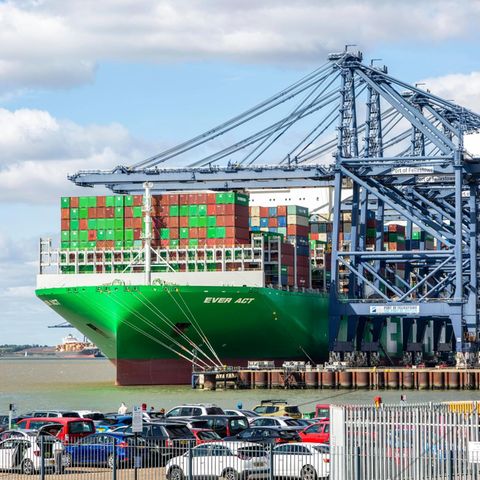Lohnt sich: Ein Container-Riese am Hafen in England.