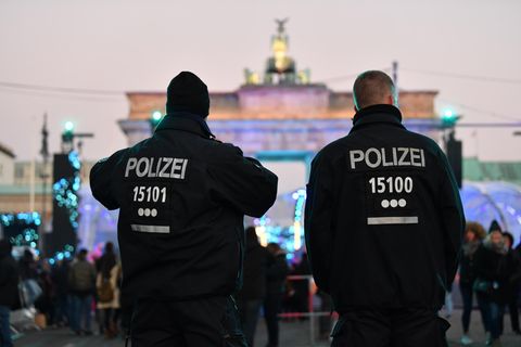 Zwei Polizeibeamten stehen in der Silvesternacht vor dem Brandenburger Tor in Berlin