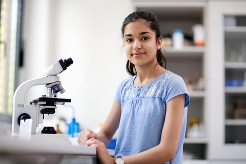 Tara Moghiseh ist mit ihrem Krebsforschungs-Projekt die Bundessiegerin von "Jugend forscht" 2019
