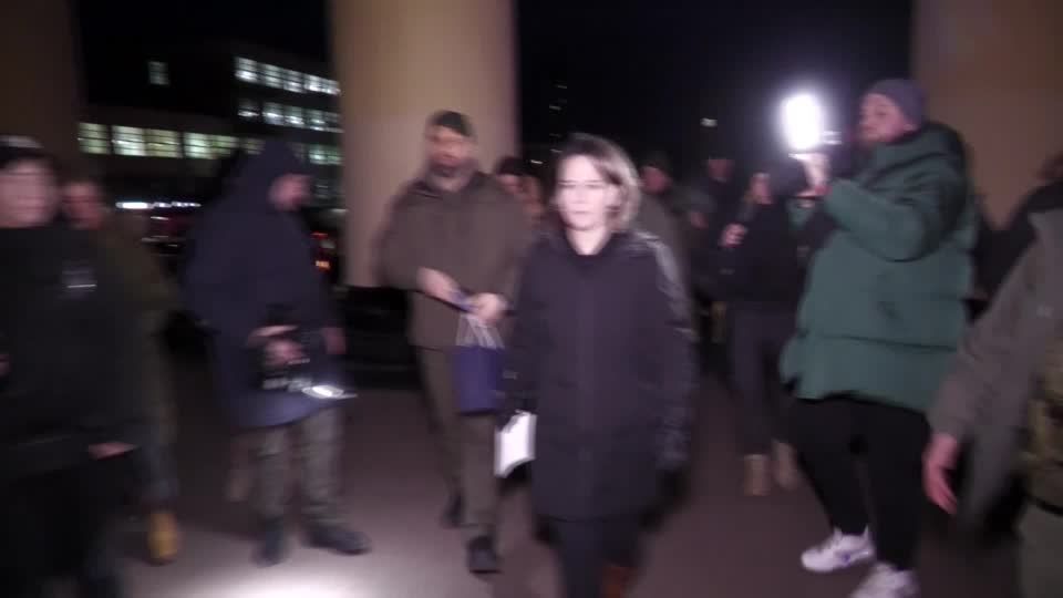 Video: Baerbock besucht überraschend Charkiw
