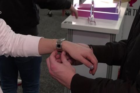 Video: Fitness-Armband lädt sich selbst