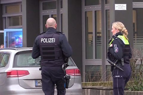 Gewalttat: Schüler soll Lehrerin in Berufsschule umgebracht haben
