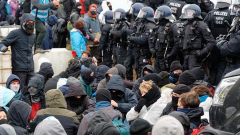 Aktivisten harren bei strömenden Regen am Rand von Lützerath aus