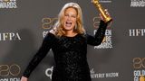 USA, Beverly Hills: Jennifer Coolidge posiert im Presseraum mit dem Preis für die beste Leistung einer Schauspielerin in einer Nebenrolle in einer limitierten Serie, Anthologieserie oder einem Fernsehfilm für "The White Lotus" bei der Verleihung der 80. Golden Globe Awards im Beverly Hilton Hotel. Foto: Chris Pizzello/Invision/AP/dpa +++ dpa-Bildfunk +++