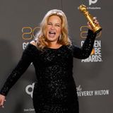 USA, Beverly Hills: Jennifer Coolidge posiert im Presseraum mit dem Preis für die beste Leistung einer Schauspielerin in einer Nebenrolle in einer limitierten Serie, Anthologieserie oder einem Fernsehfilm für "The White Lotus" bei der Verleihung der 80. Golden Globe Awards im Beverly Hilton Hotel. Foto: Chris Pizzello/Invision/AP/dpa +++ dpa-Bildfunk +++