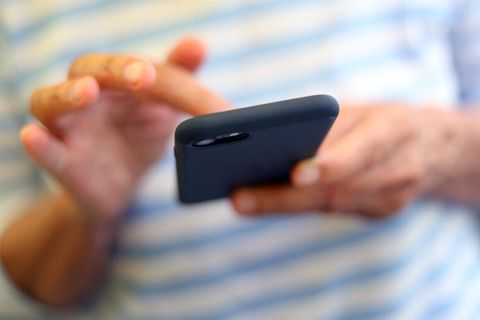 Ein Mann schreibt eine SMS. Laut Urteil müssen Arbeitnehmer in ihrer Freizeit keine Dienst-SMS beantworten