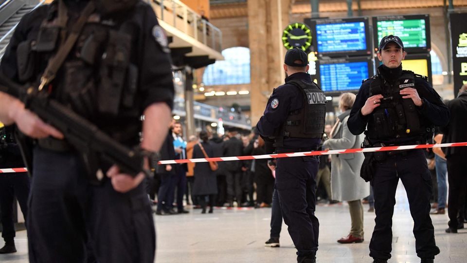 Polizisten bewachen einen abgesperrten Bereich im Bahnhof Gare du Nord in Paris nach einem Messerangriff