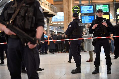 Polizisten bewachen einen abgesperrten Bereich im Bahnhof Gare du Nord in Paris nach einem Messerangriff