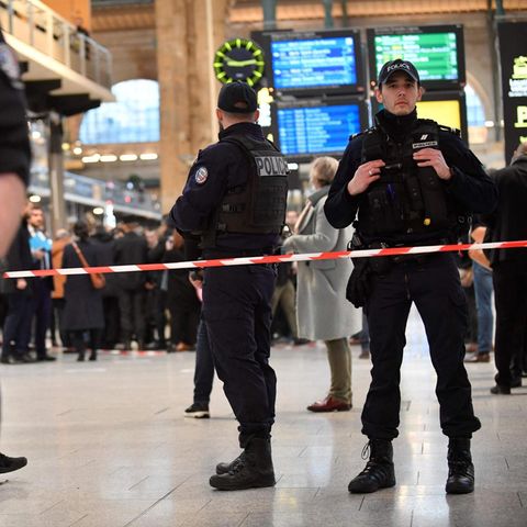 Polizisten bewachen einen abgesperrten Bereich im Bahnhof Gare du Nord in Paris nach einem Messerangriff