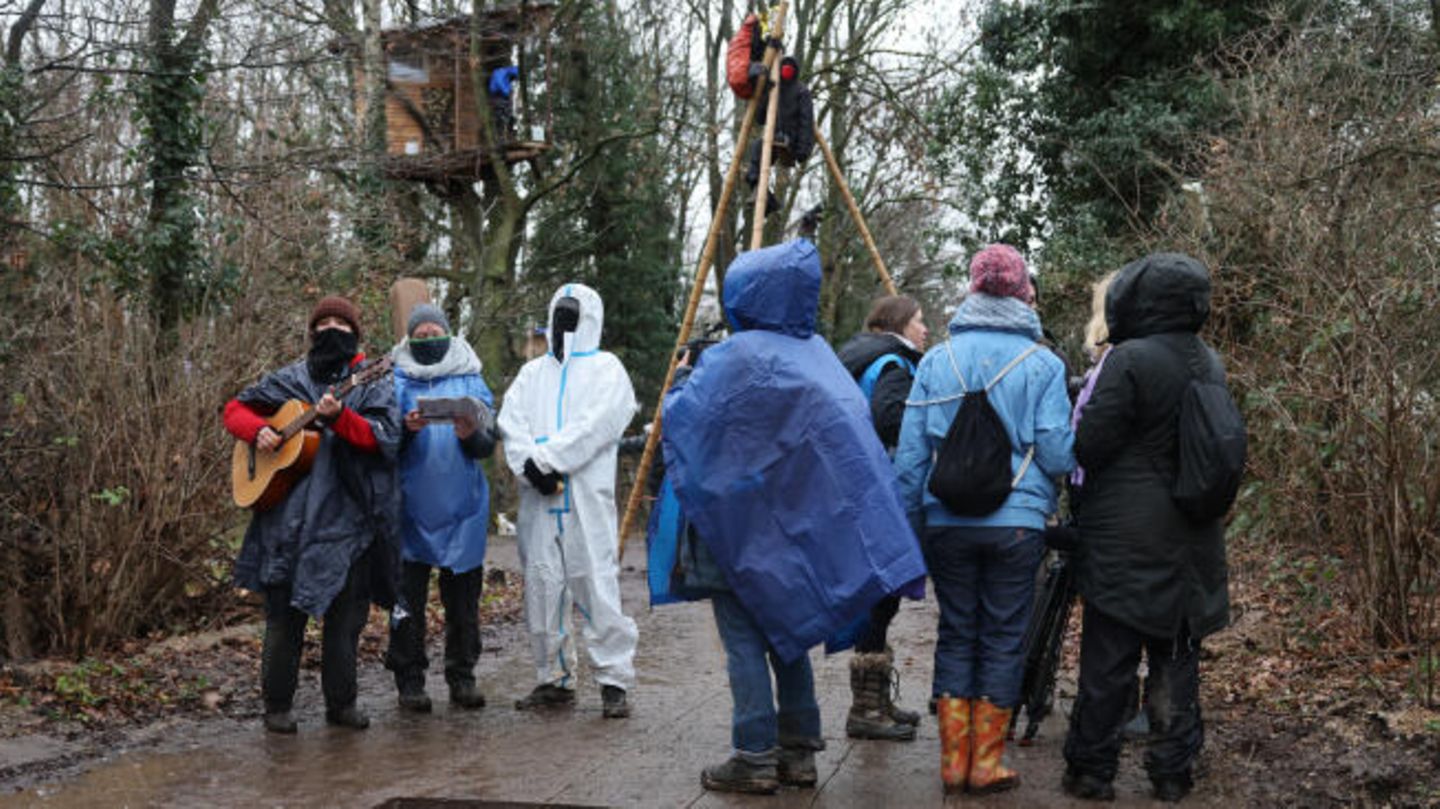 Der Großteil der Aktivisten protestiert friedlich. Manch einer hat sogar die Gitarre zur Hand.