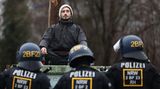 Schon vor Wochen haben Aktivisten Barrikaden rund um den Tagebau errichtet. Nun stehen sich die Protestler und Beamte gegenüber.