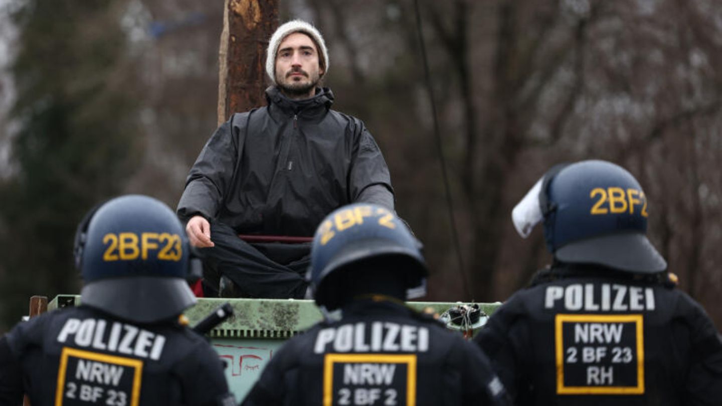 Schon vor Wochen haben Aktivisten Barrikaden rund um den Tagebau errichtet. Nun stehen sich die Protestler und Beamte gegenüber.