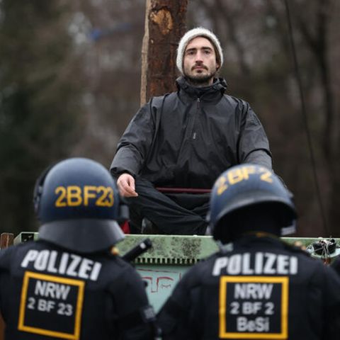 Schon vor Wochen haben Aktivisten Barrikaden rund um den Tagebau errichtet. Nun stehen sich die Protestler und Beamte gegenüber.
