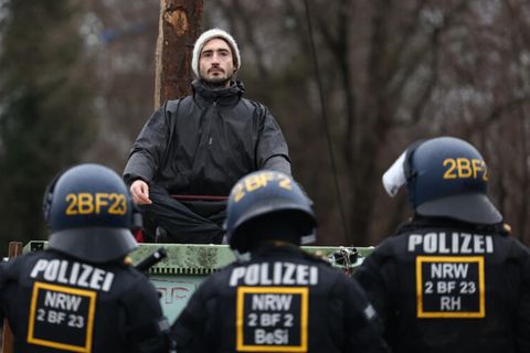 Schon vor Wochen haben Aktivisten Barrikaden rund um den Tagebau errichtet. Nun stehen sich die Protestler und Beamte gegenüber.