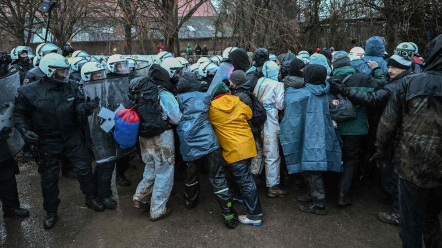 Mit Menschenketten wehren sich die Aktivisten gegen die laufende Räumung