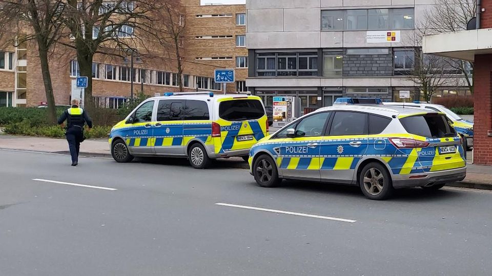 Einsatzkräfte der Polizei stehen in Ibbenbüren vor einem Berufskolleg