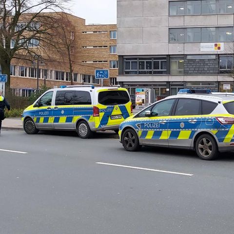 Einsatzkräfte der Polizei stehen in Ibbenbüren vor einem Berufskolleg