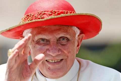 Der damalige Papst Benedikt XVI. segnet Gläubige im Juni 2010