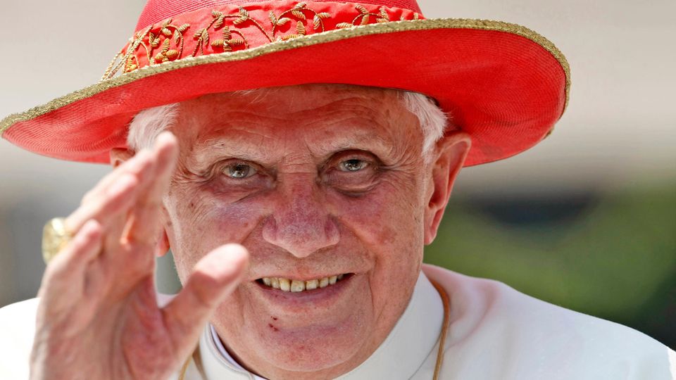 Der damalige Papst Benedikt XVI. segnet Gläubige im Juni 2010