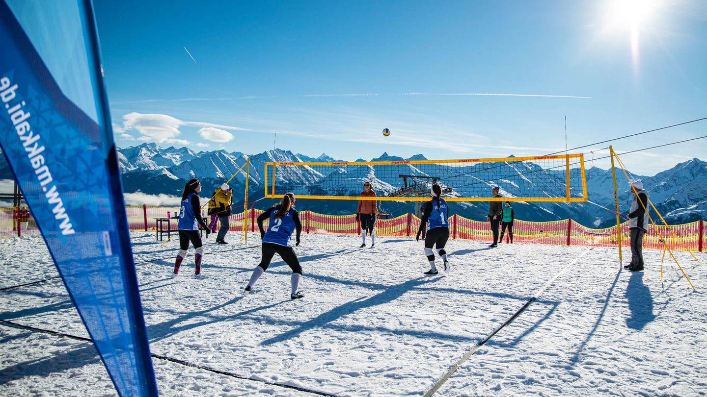 Bei den Makkabi-Winterspielen wurde sich auch im Snow-Volleyball gemessen – vor malerischer Kulisse in Kitzbühel